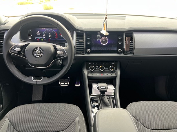 Car image 15
