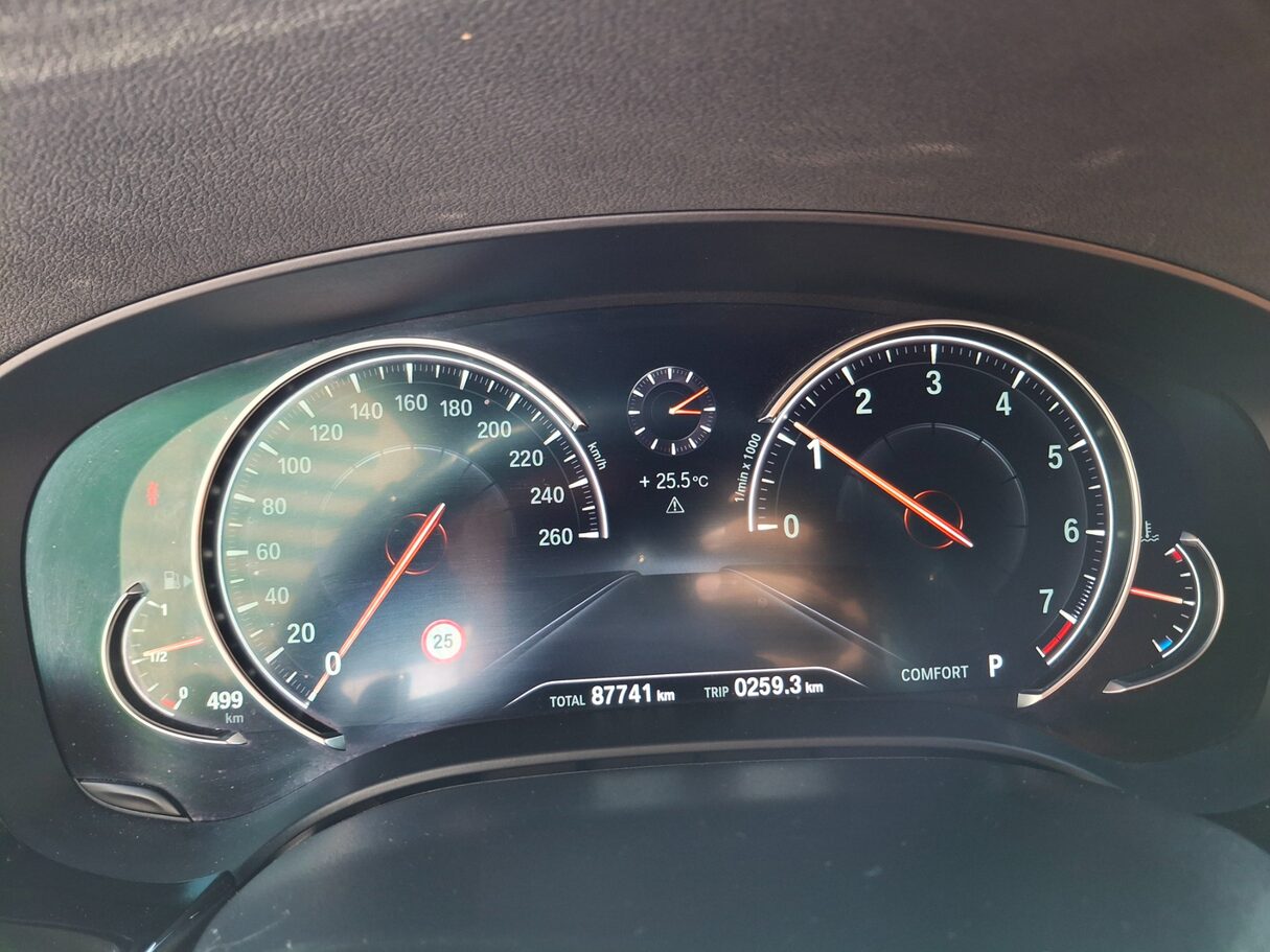 Car image 19