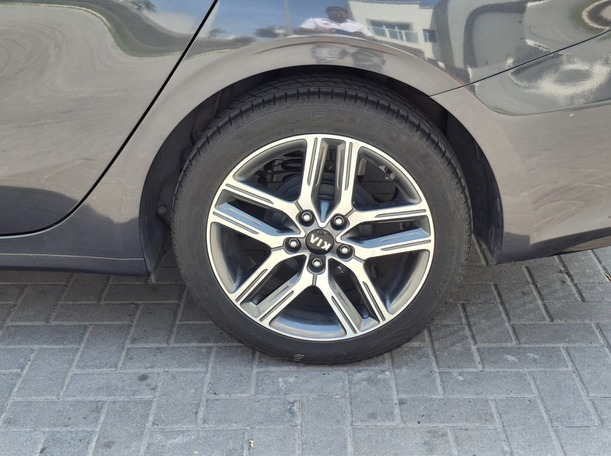 Car image 9