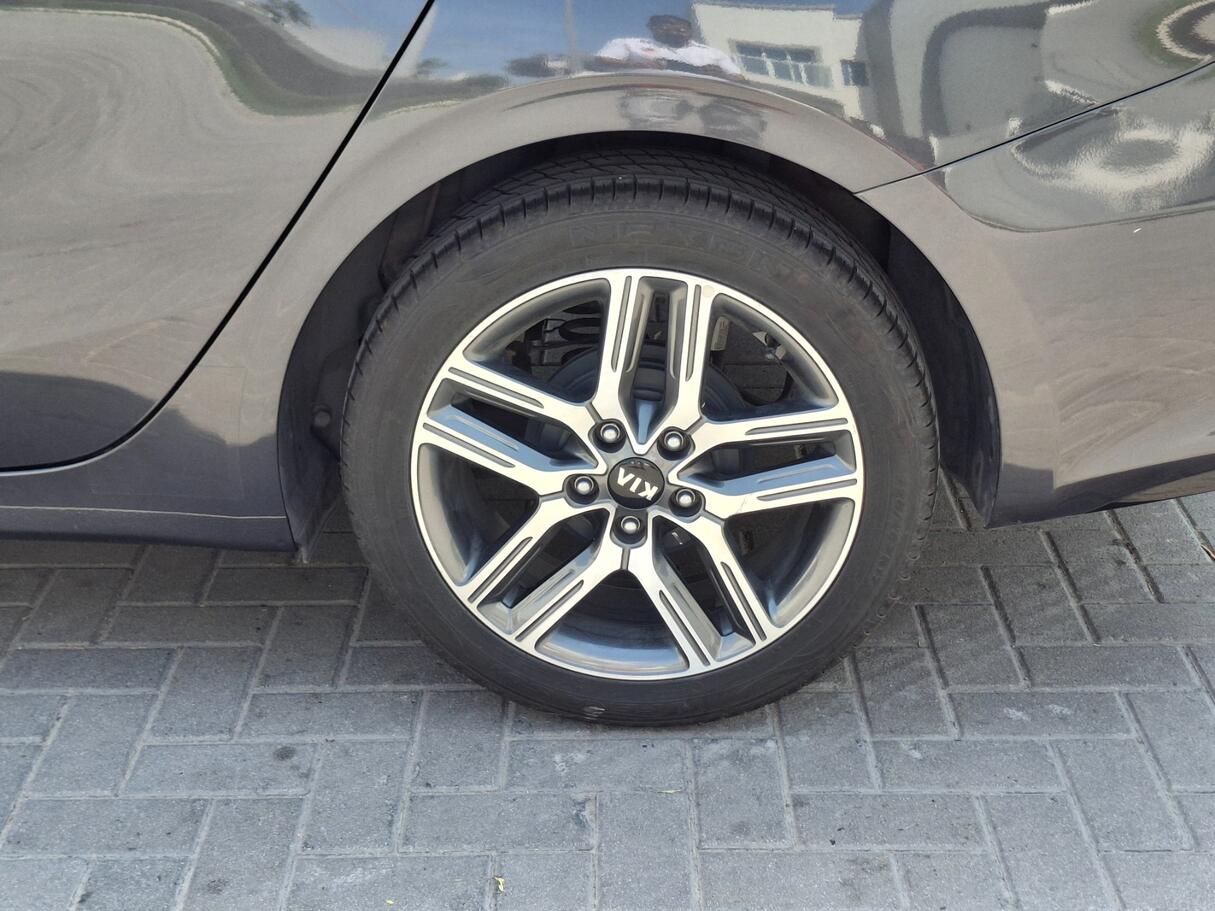 Car image 9