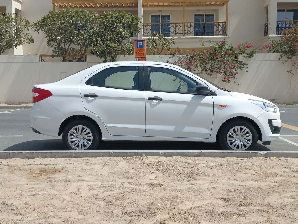 Car image 4