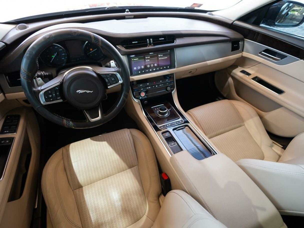 Car image 13