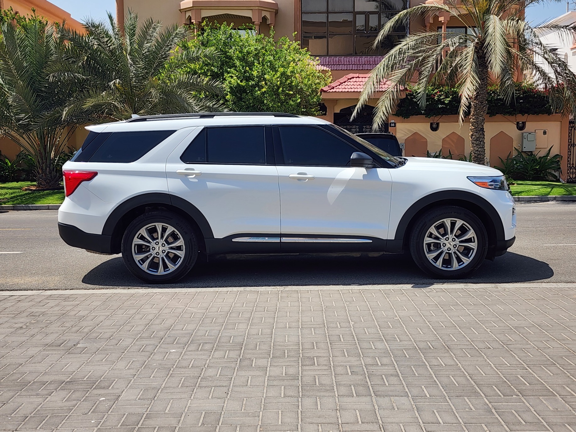 Car image 4