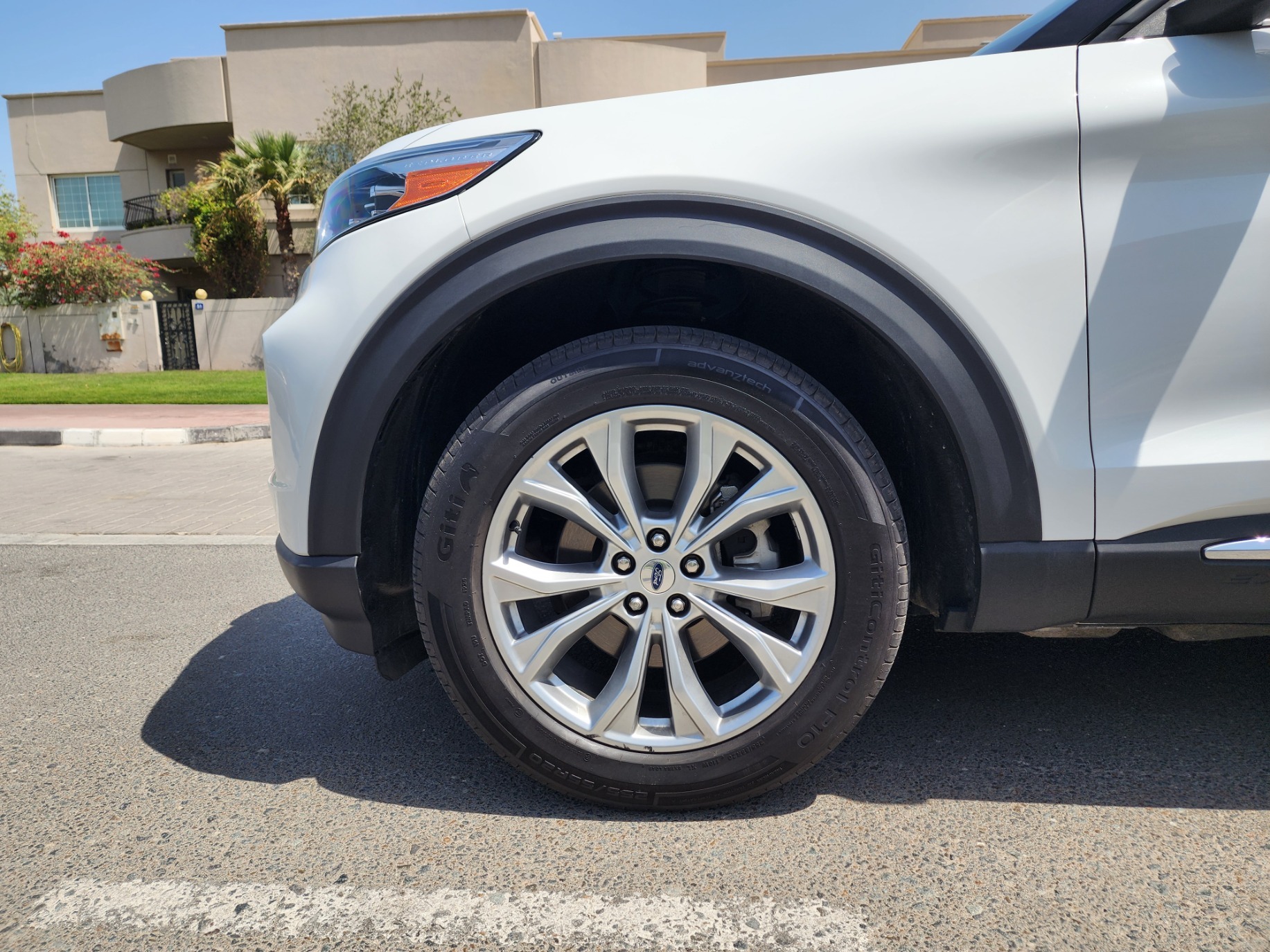 Car image 9