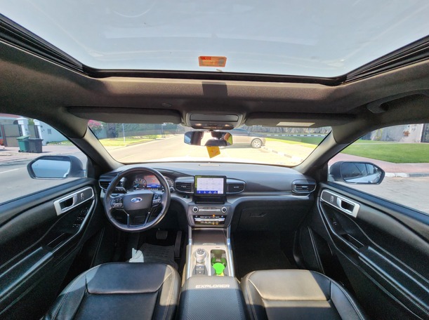 Car image 14