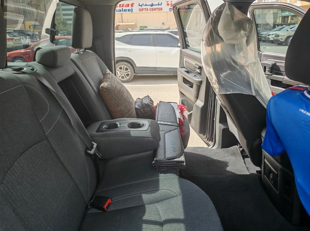 Car image 12