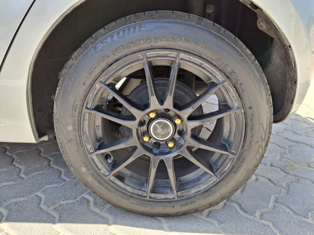 Car image 9