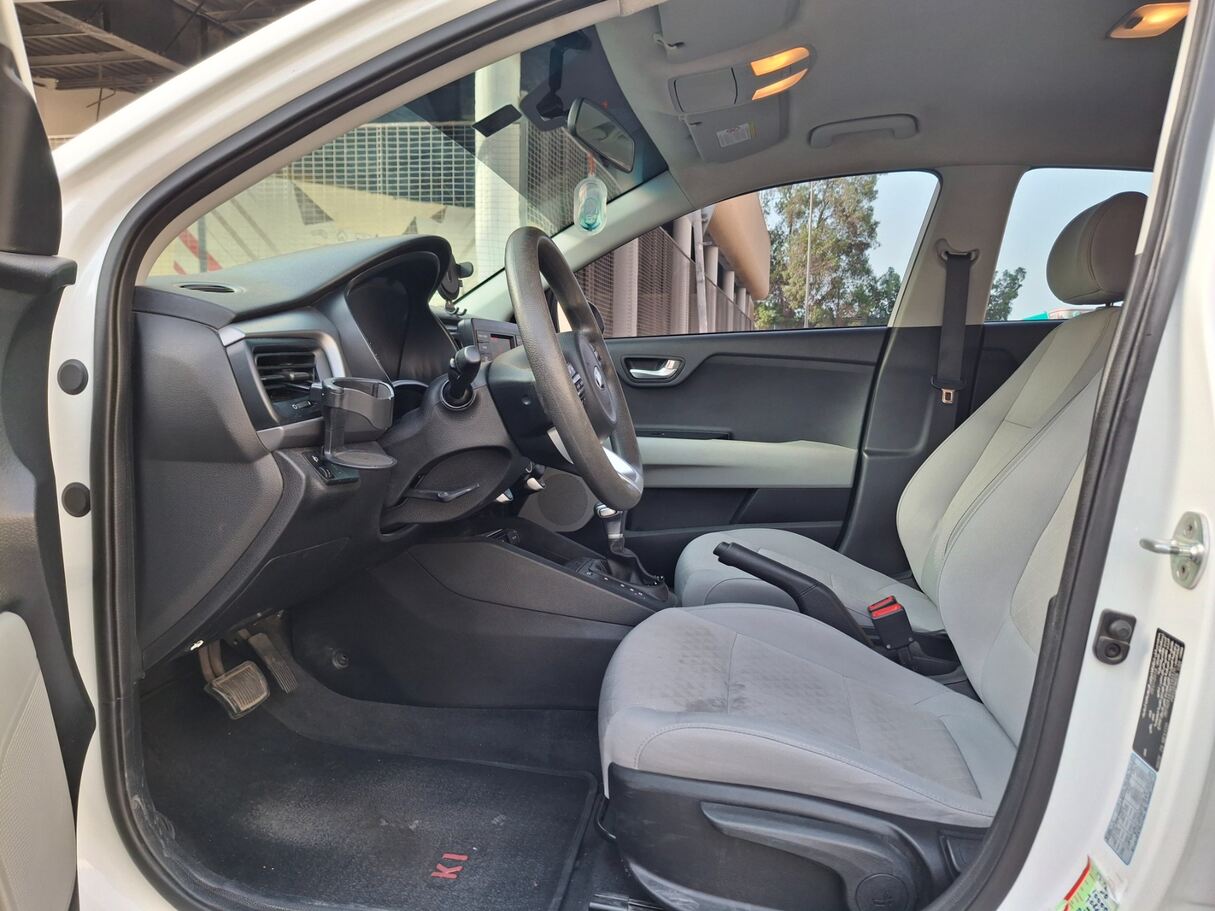 Car image 12