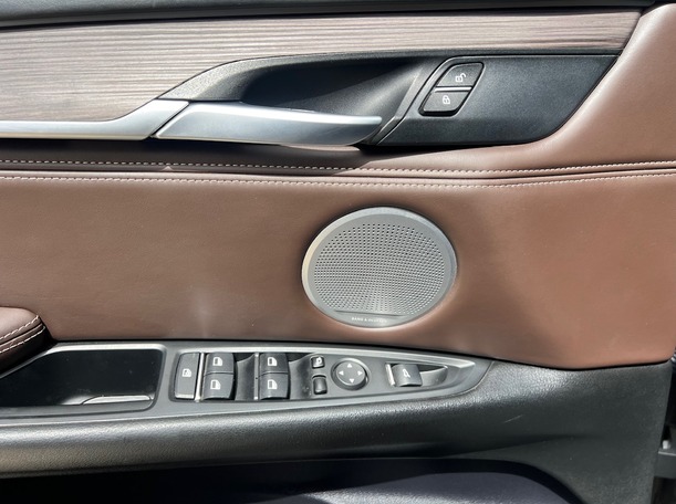 Car image 32