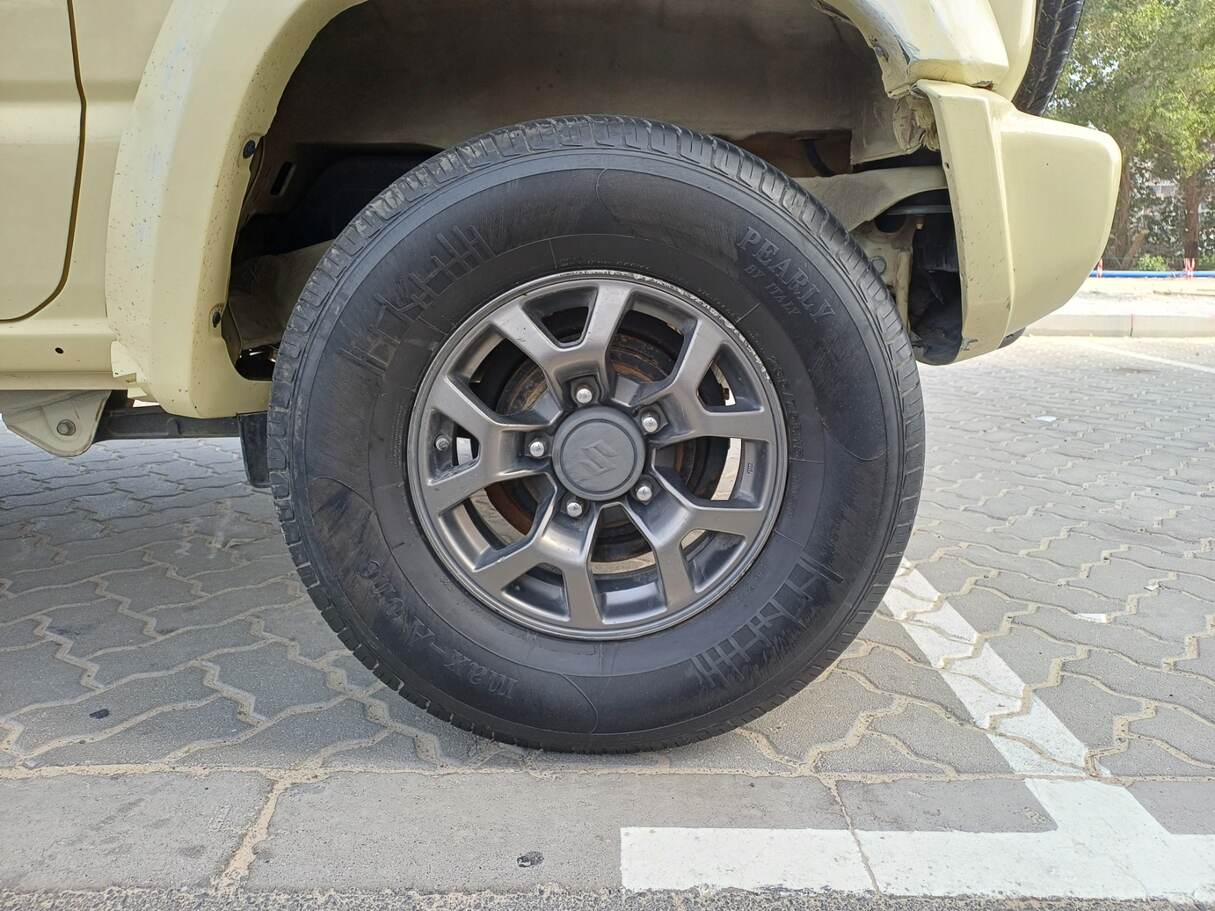Car image 9