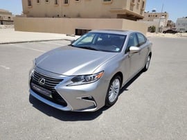 Lexus ES350 Used 2017 Lexus ES350 for sale in Dammam