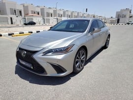 Lexus ES350 Used 2019 Lexus ES350 for sale in Dammam